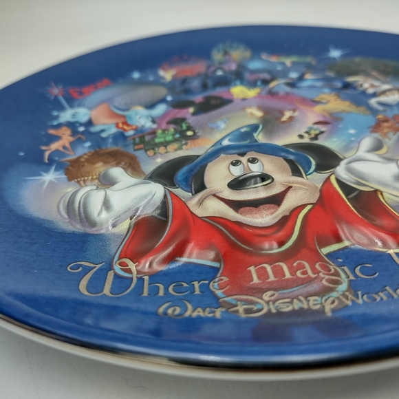 Walt Disney World "Where The Magic Lives" 3D Collector Plate NWT - Picture 3 of 15